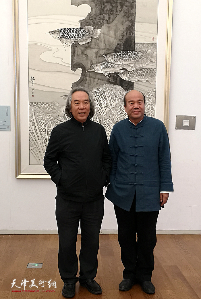 霍春阳、孟庆占在画展现场。