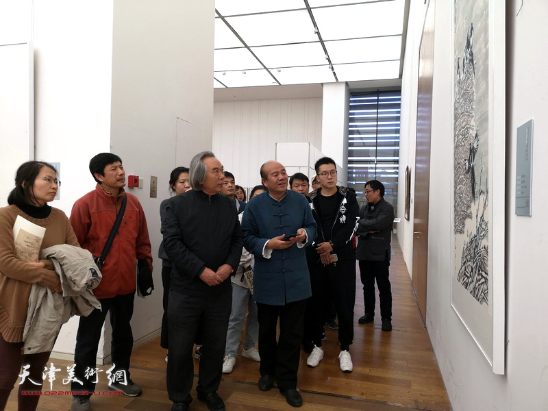 霍春阳观看孟庆占书画作品展，勉励孟庆占在艺术道路上奋力前行