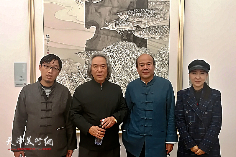 霍春阳、孟庆占、张枕石、刘芳、程士杰等在画展现场。