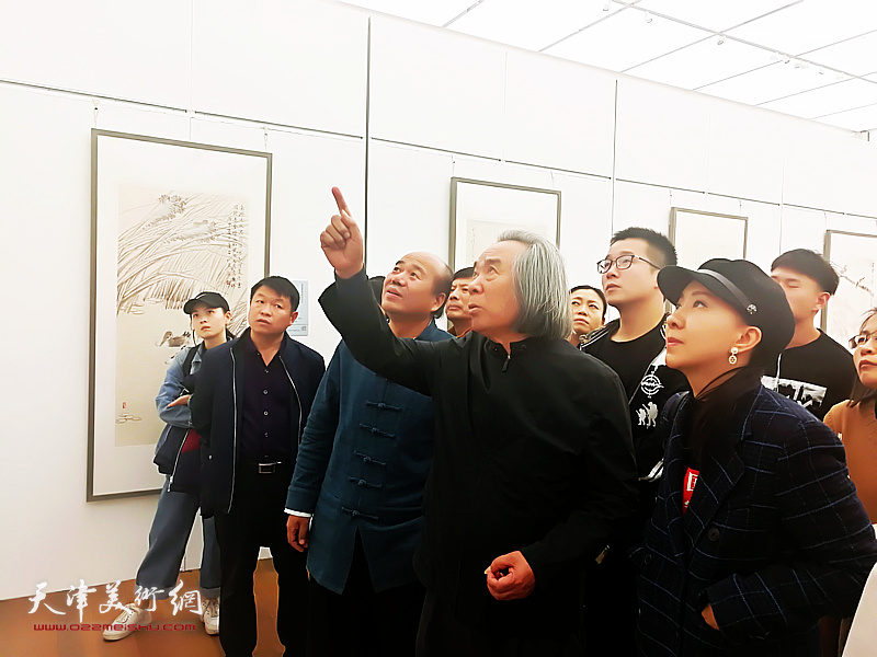 霍春阳观看孟庆占书画作品展，勉励孟庆占在艺术道路上奋力前行。