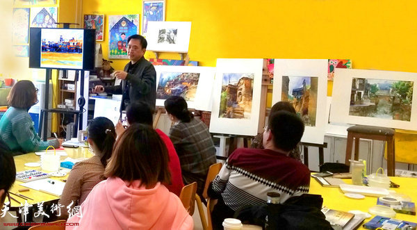 王文元在教师培训班上讲解示范作品。