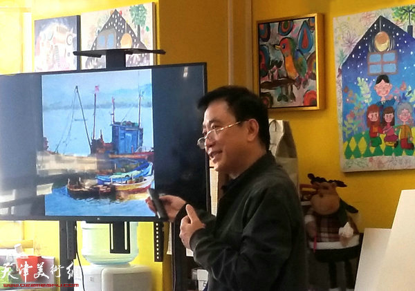 王文元在教师培训班上讲解作品。