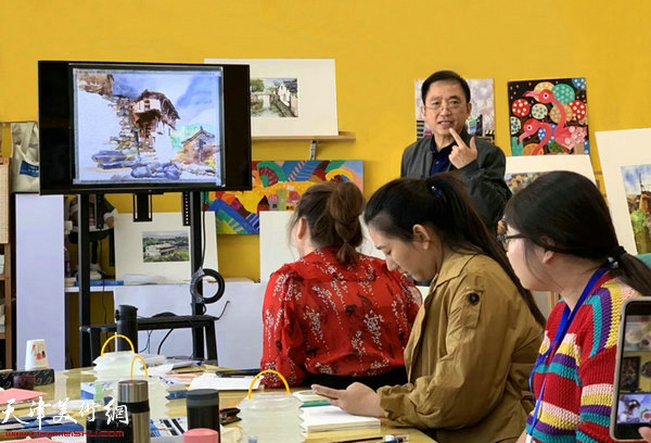 王文元在教师培训班上示范绘画步骤。
