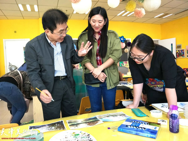 王文元在教师培训班上指导培训教师创作。