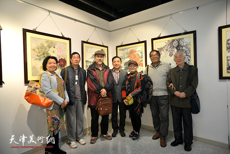 左起：沈蕴杰、路振钢、张树德、王文元、吴薇、郭文伟在画展现场。