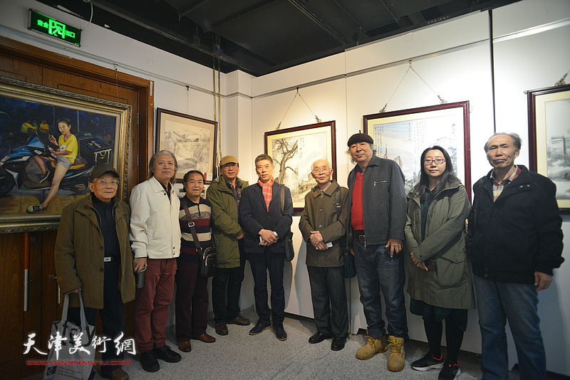 郭文伟、周志才、郑爱民、房国文等在画展现场。