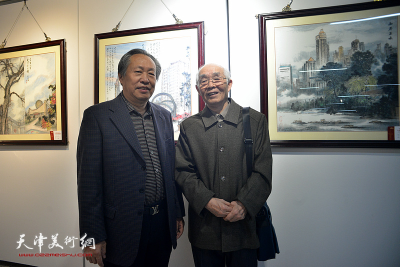 刘国胜、郭文伟在画展现场。