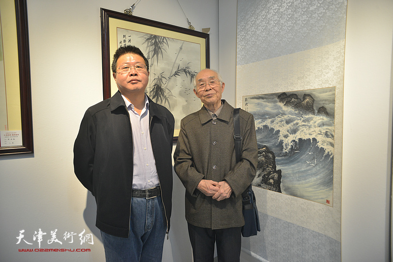 怀远、郭文伟在画展现场。