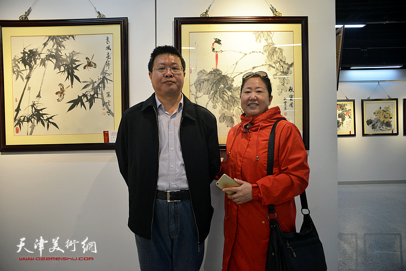 怀远、丁强在画展现场。