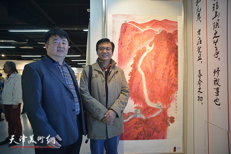 孙亮、刘波在画展现场。
