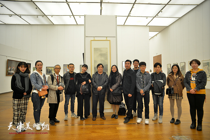 李耀春、刘珺与日本访华学术流团学生们在展览现场。