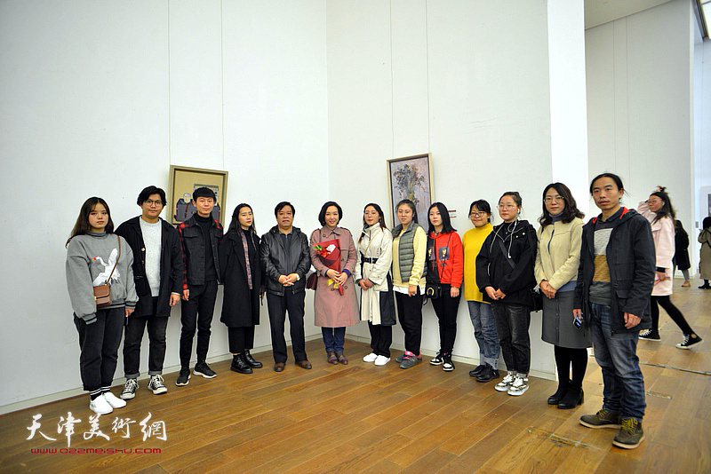 李耀春与青年女画家刁孟榕以及艺术院校的学生们在展览现场。
