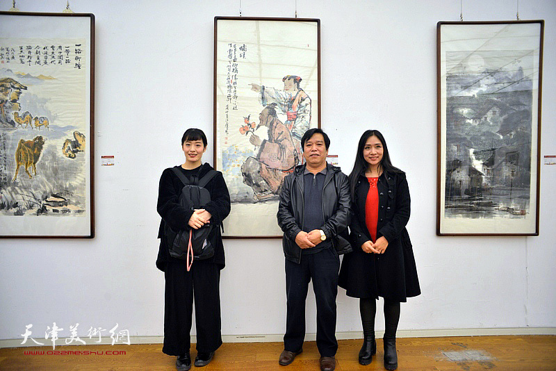 李耀春与日本女画家笕绚湖、天津女画家王紫萱在展览现场。