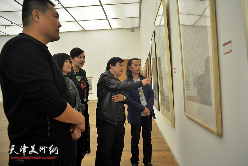 李耀春、安士胜、李悦等青年画家在展览现场观看作品。