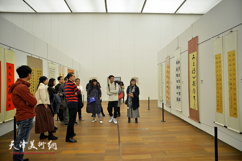 天津市青年美术书法作品展现场。