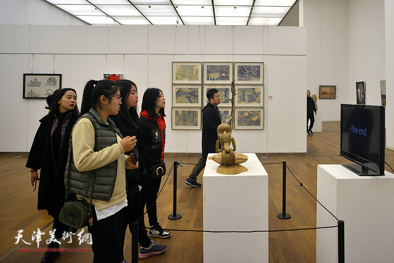 李悦、王政在展览现场观看作品。