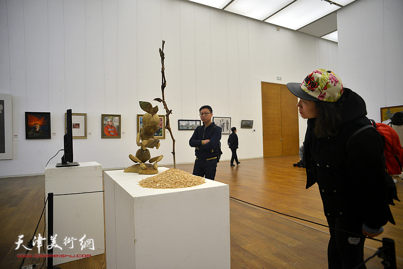 天津第九届青年美术节暨天津市青年美术书法作品展现场。