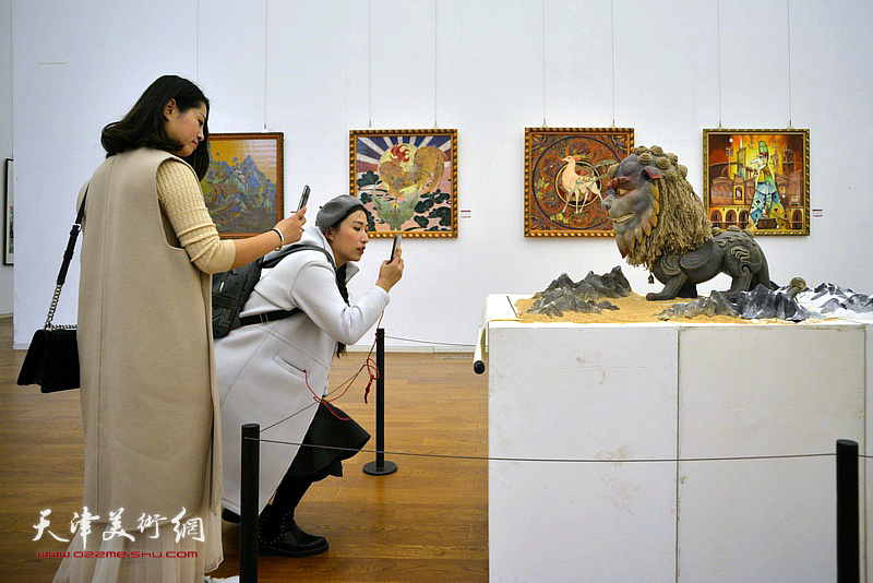 天津第九届青年美术节暨天津市青年美术书法作品展现场。