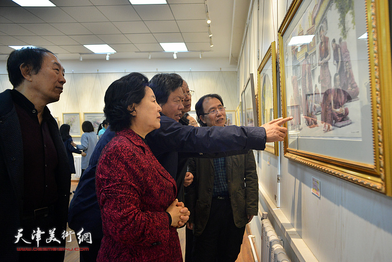 曹秀荣、刘建华、郭鸿春、李岳林、庞恩昌在画展现场观看作品。