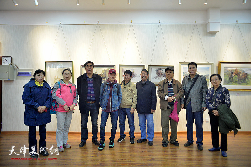 杜晓光与部分参展作者在画展现场。