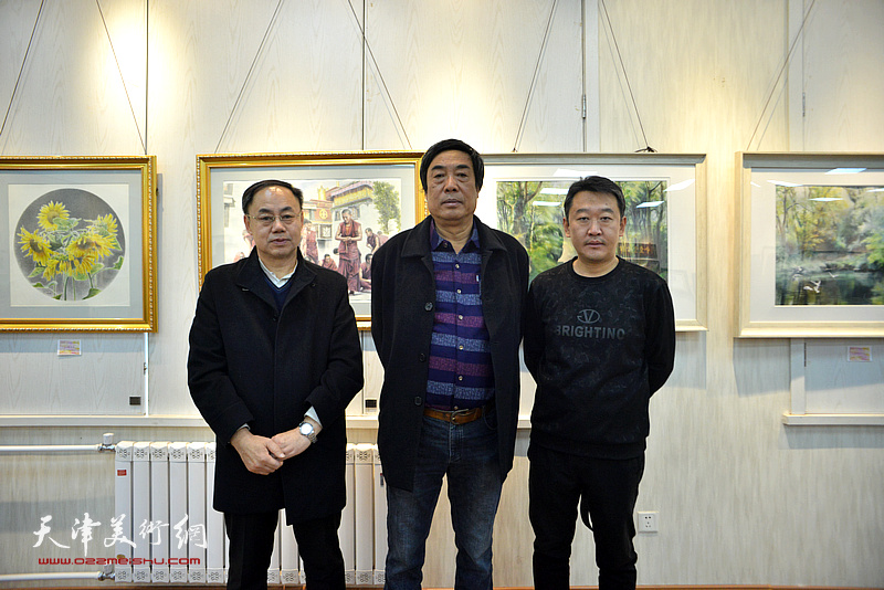 左起：李新禹、杜晓光、于健在画展现场。