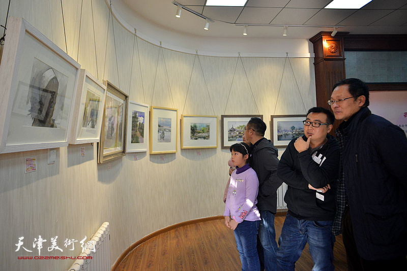 潘津生、程晟在画展现场观看作品。