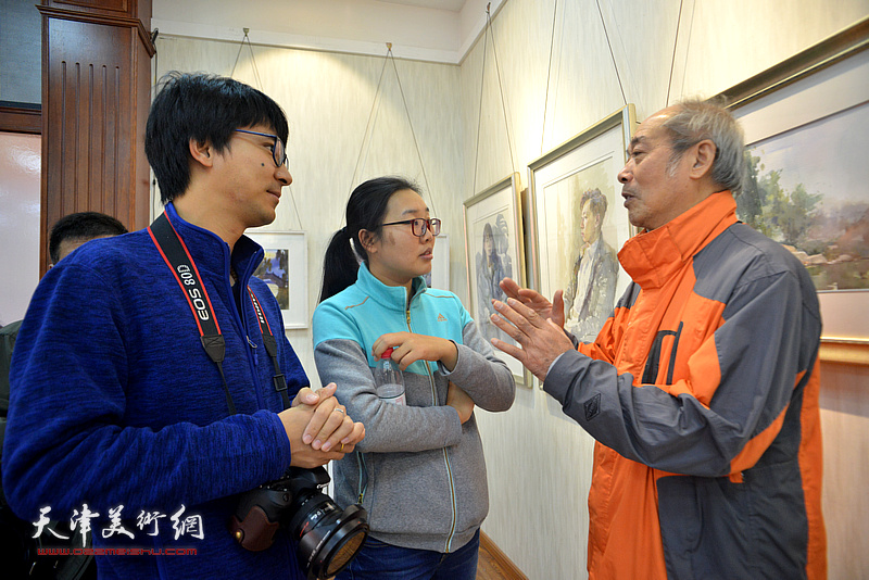 宋家褆、张一辰、于文娟在画展现场。