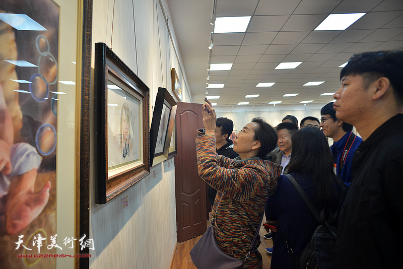 炫彩礼赞——天津市水彩画艺术研究院作品展现场。