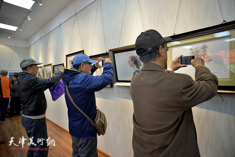 炫彩礼赞——天津市水彩画艺术研究院作品展现场。