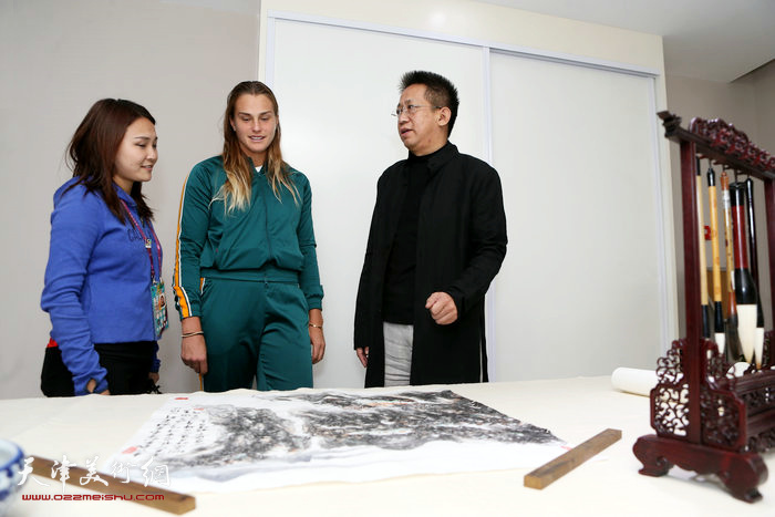 李毅峰为萨巴伦卡讲解中国绘画