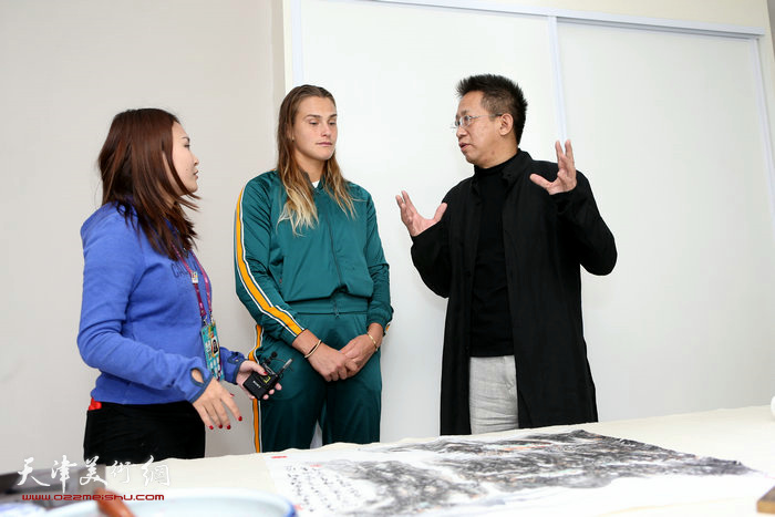 李毅峰为萨巴伦卡讲解中国绘画。