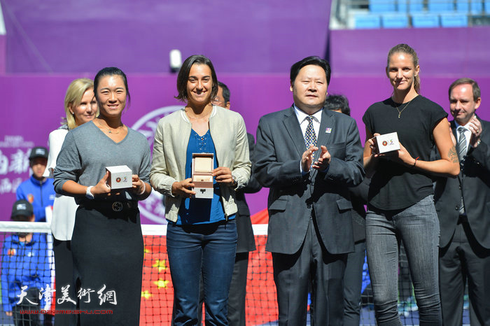 韩馨蕴、卡洛琳·加西亚、翟乃满、卡洛琳娜·普利斯科娃在第五届天津网球公开赛赛事现场。