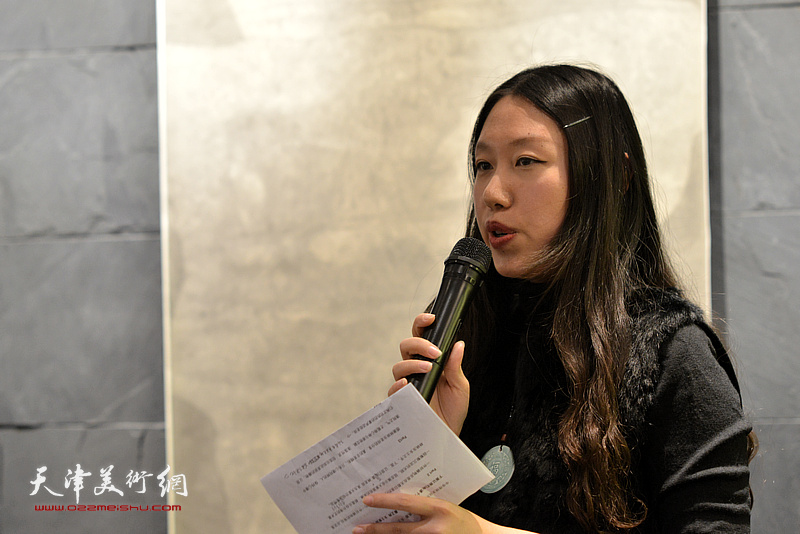 刘彦均女士主持林映汝女士陶艺作品展开幕仪式。