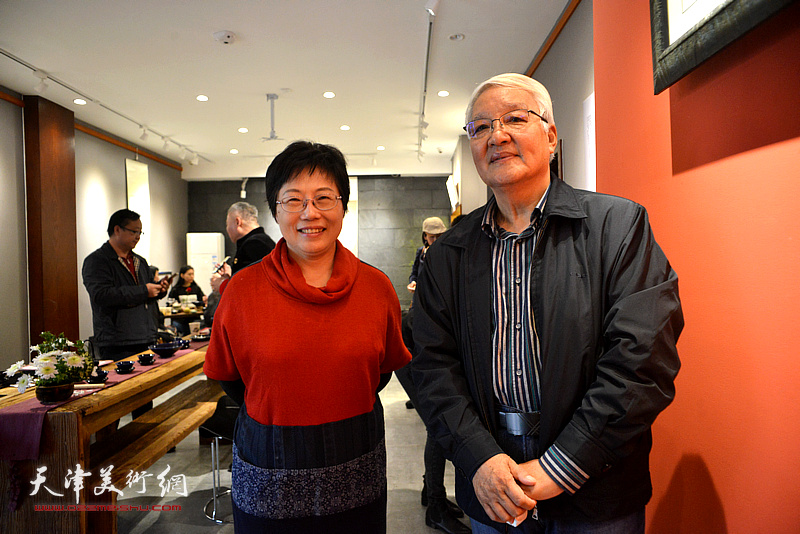 林映汝与康军在陶艺作品展现场。