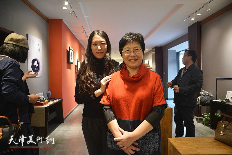 林映汝与刘彦均在陶艺作品展现场。