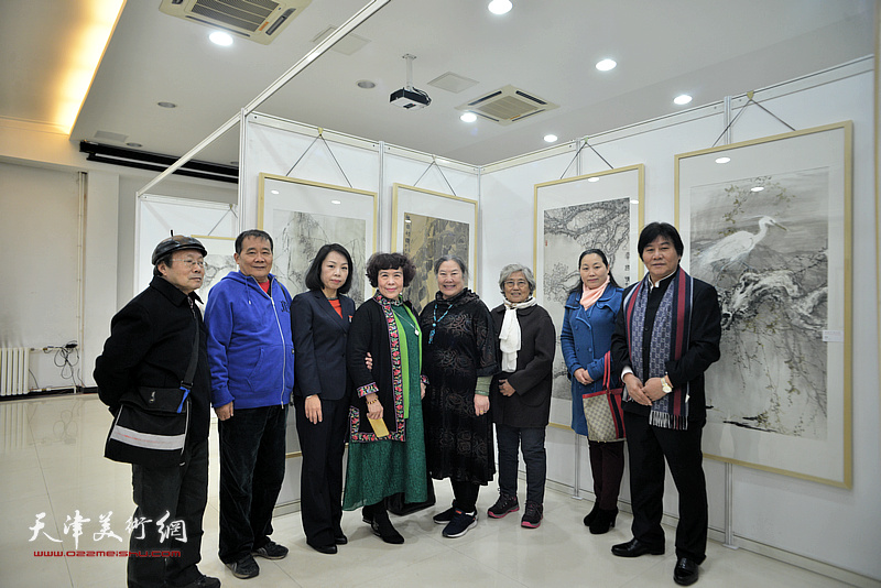 何荣洪、高学年、史玉与来宾在画展现场。