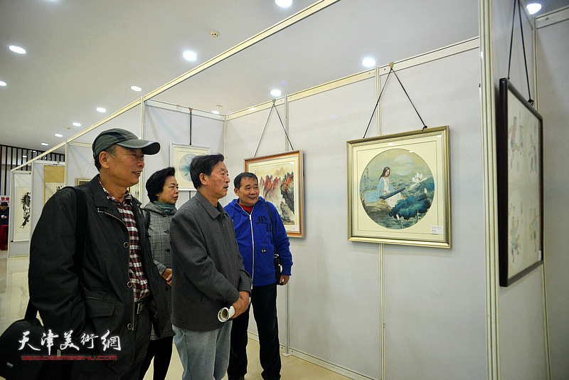 何荣洪与观众在画展现场。