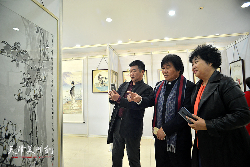 高学年、刘经章、张斌在画展现场。