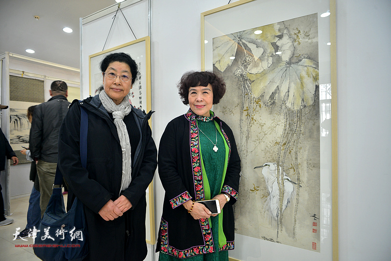 史玉、张永敬在画展现场。