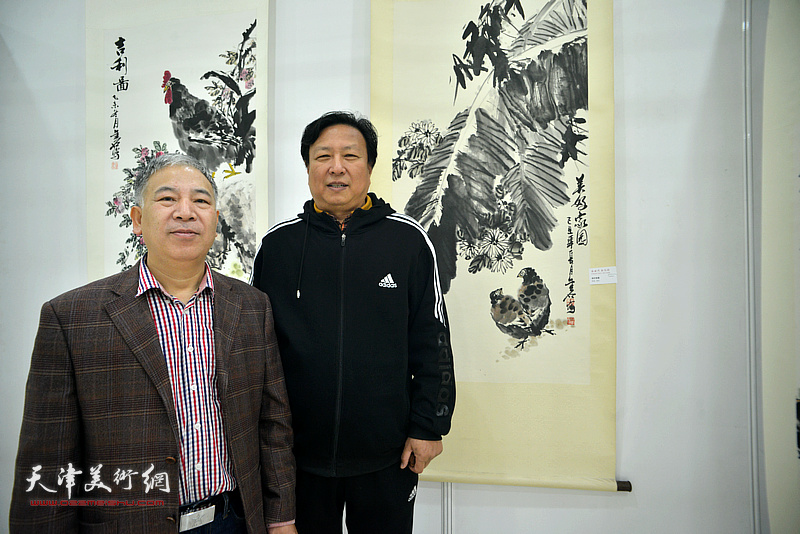 金石与王连宏在画展现场。