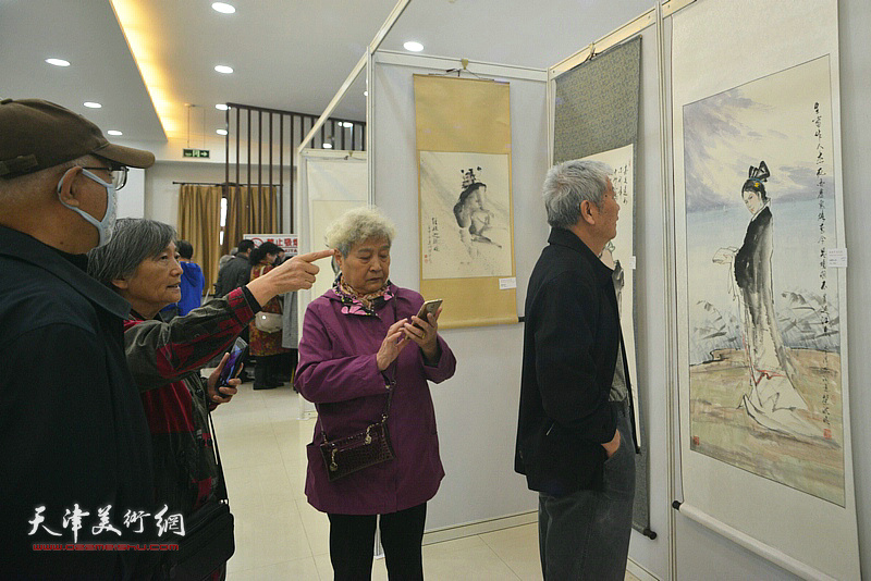 “新时代新征程一庆祝改革开放四十周年书画展”现场。