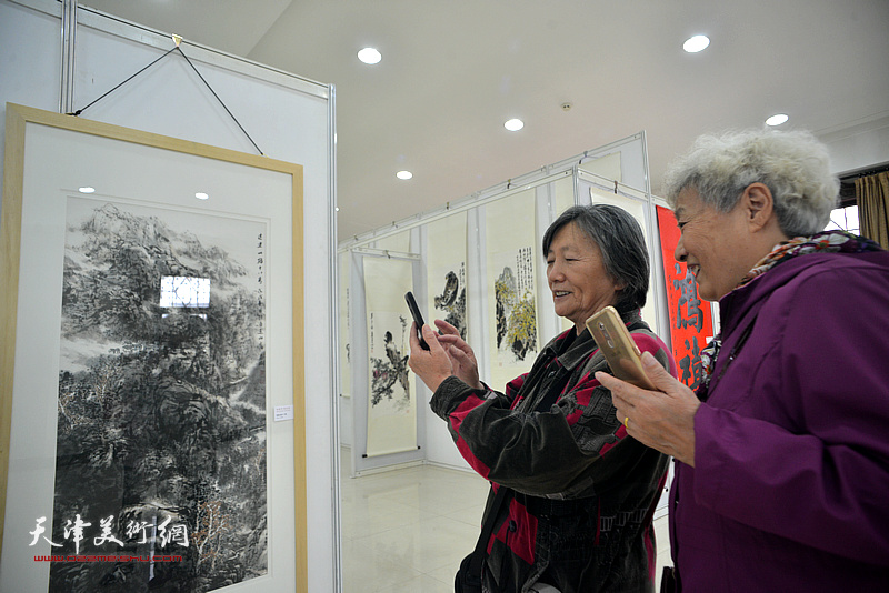 “新时代新征程一庆祝改革开放四十周年书画展”现场。