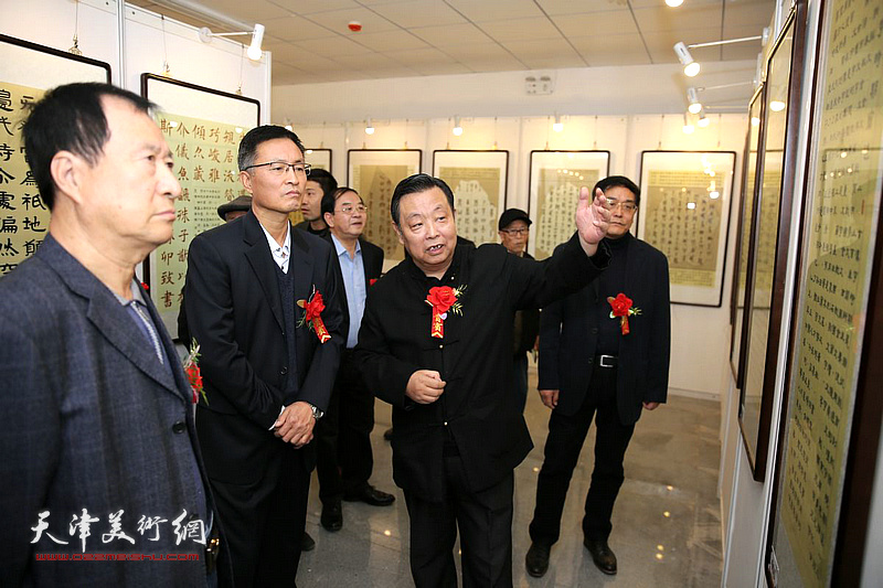 马魏华陪同雄县、鄚州镇的各级领导观赏作品。