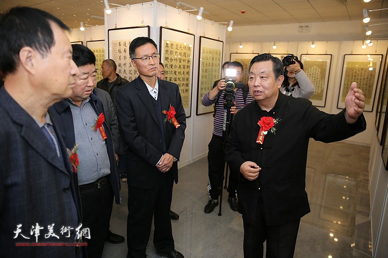 马魏华陪同雄县、鄚州镇的各级领导观赏作品。