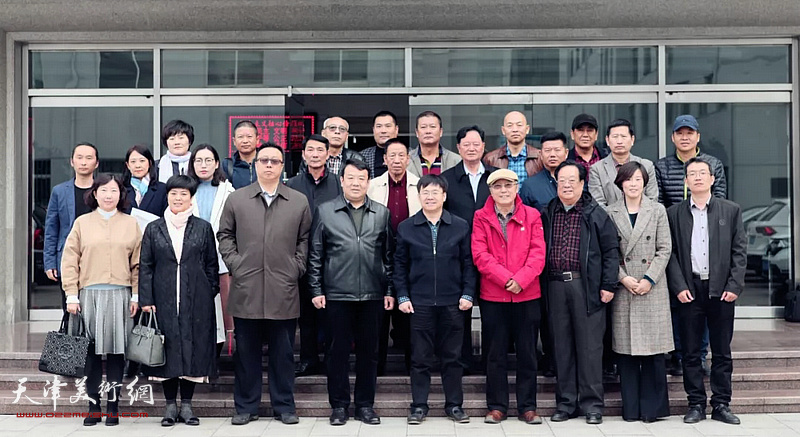 中国书画报社一行与西青区主管文化部门的领导及书画作者在一起。