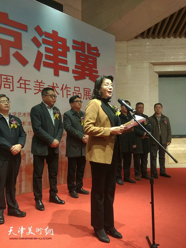 天津市文联党组书记万镜明致辞。