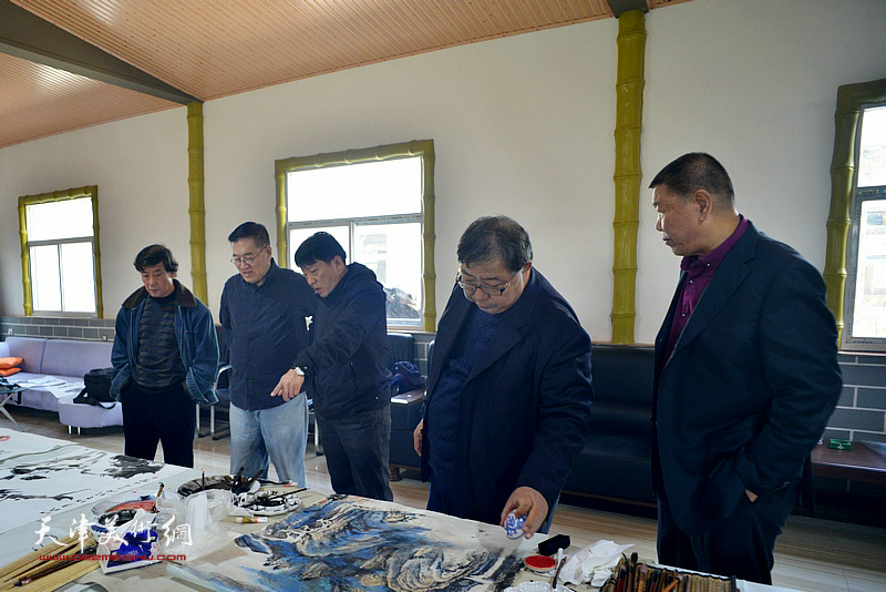 左起：孙跃宇、刘正恽、高原春、李伟、翟恩发在京津鲁书画名家交流会上。