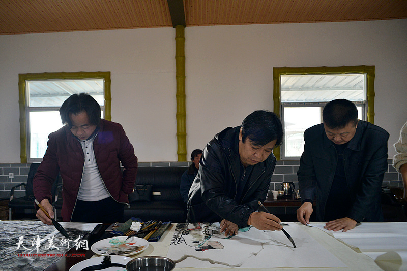 李耀春、潘晓鸥、黄华在京津鲁书画名家交流会上。