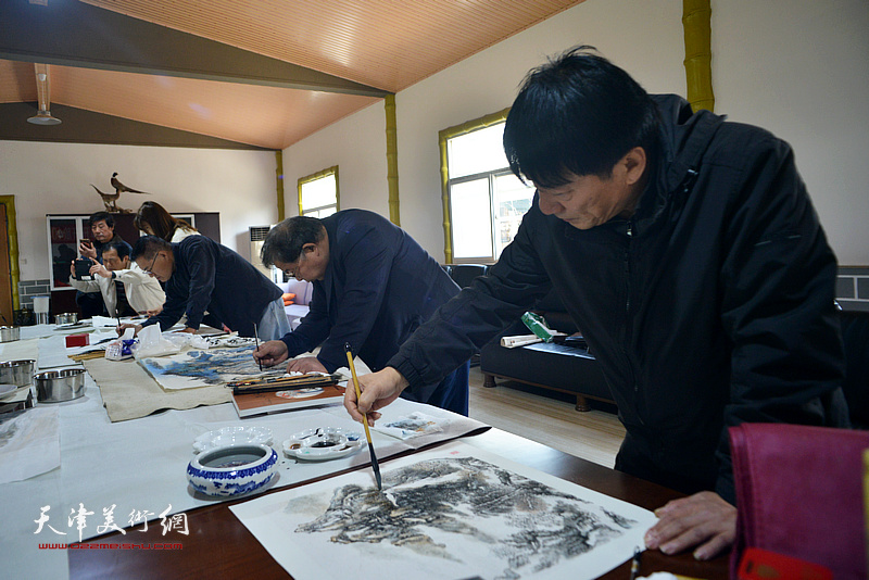 高原春、李伟、刘正恽在京津鲁书画名家交流会上。