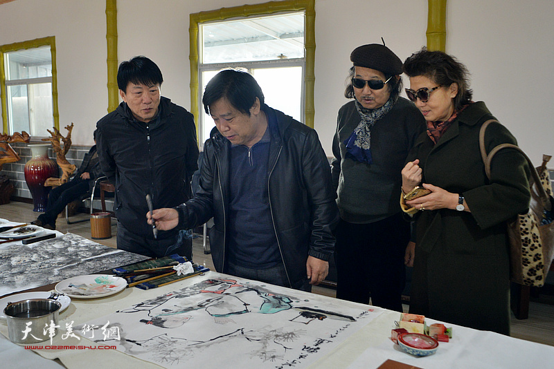 李耀春、高原春、陈学周在京津鲁书画名家交流会上。